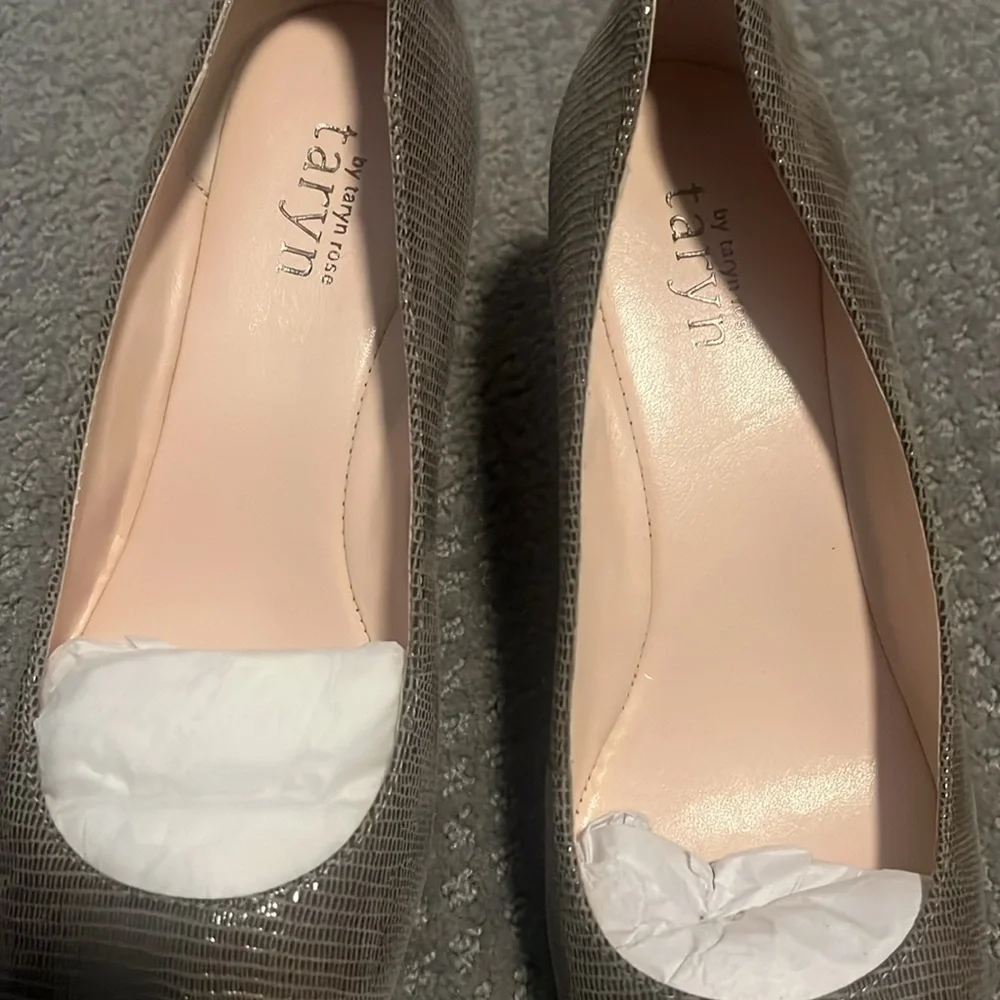 Wedge shoes heels. Perfect for the office or church. - Picture 4 of 6